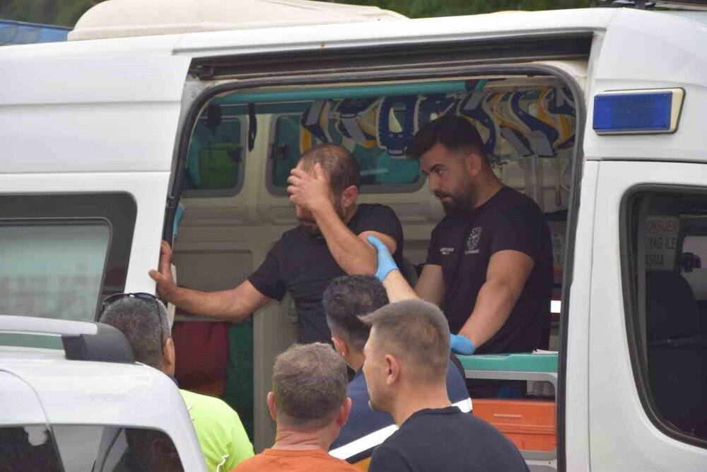 Alkollü sürücü kaza yaptıktan sonra araç içinde sızdı