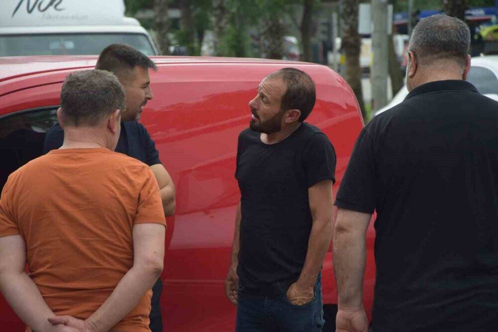 Alkollü sürücü kaza yaptıktan sonra araç içinde sızdı