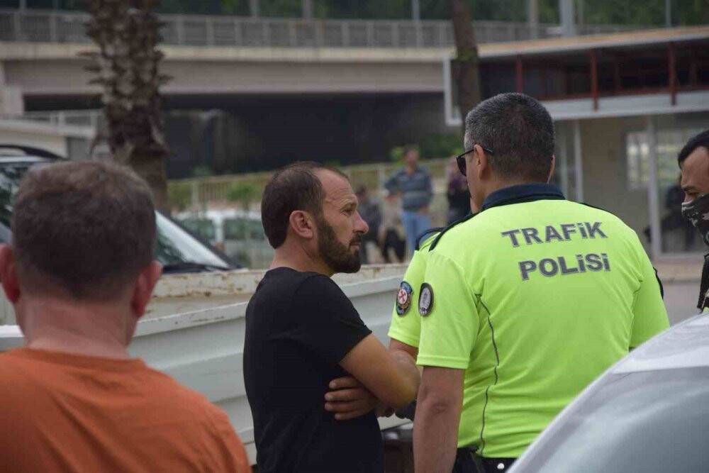 Alkollü sürücü kaza yaptıktan sonra araç içinde sızdı