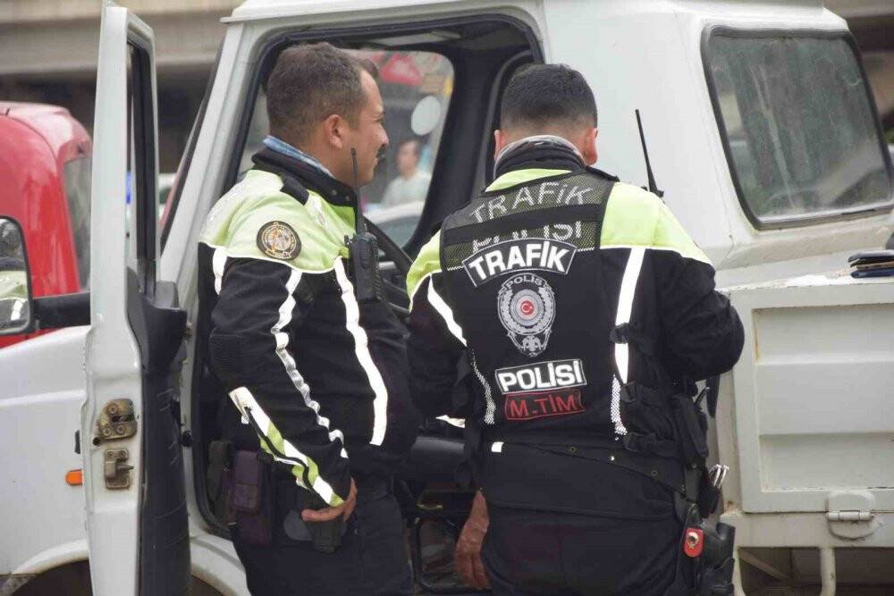 Alkollü sürücü kaza yaptıktan sonra araç içinde sızdı