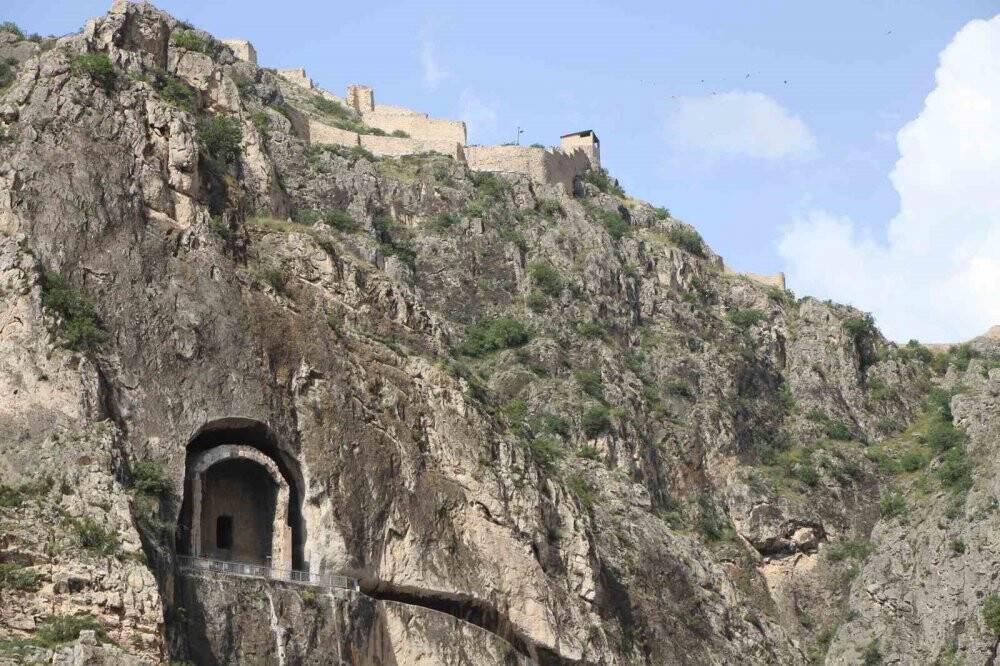 Amasya’da Cumhurbaşkanı Erdoğan için kaleden top atışları yapıldı