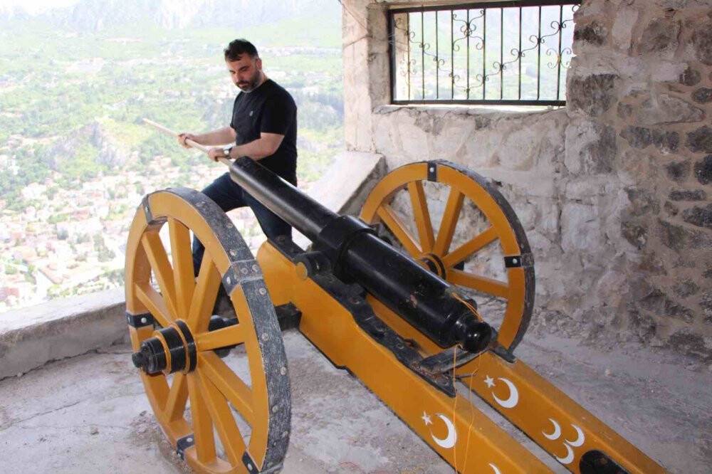 Amasya’da Cumhurbaşkanı Erdoğan için kaleden top atışları yapıldı