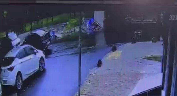 Bayrampaşa’da kamyon devrildi, genç kadın yaralandı