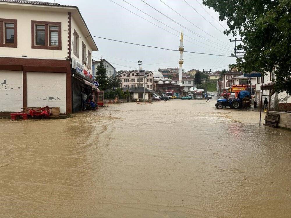 Kastamonu’da sel: Araçlar suda sürüklendi, ev ve işyerlerini su bastı