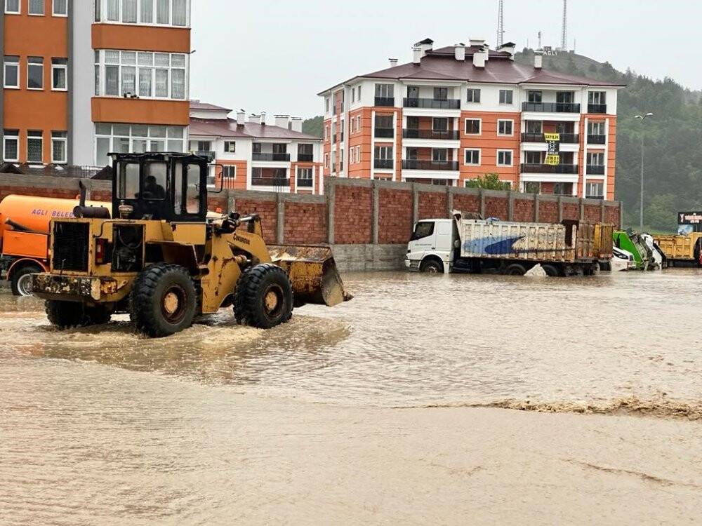 Kastamonu’da sel: Araçlar suda sürüklendi, ev ve işyerlerini su bastı