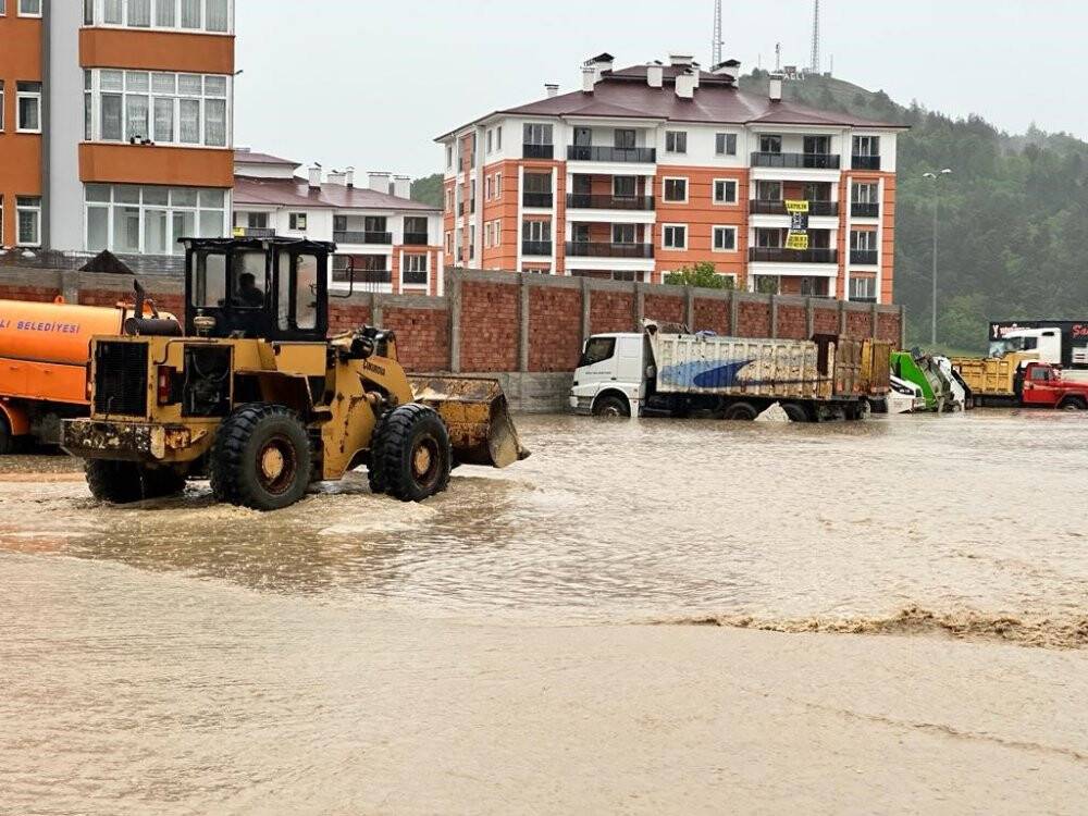 Kastamonu’da sel: Araçlar suda sürüklendi, ev ve işyerlerini su bastı