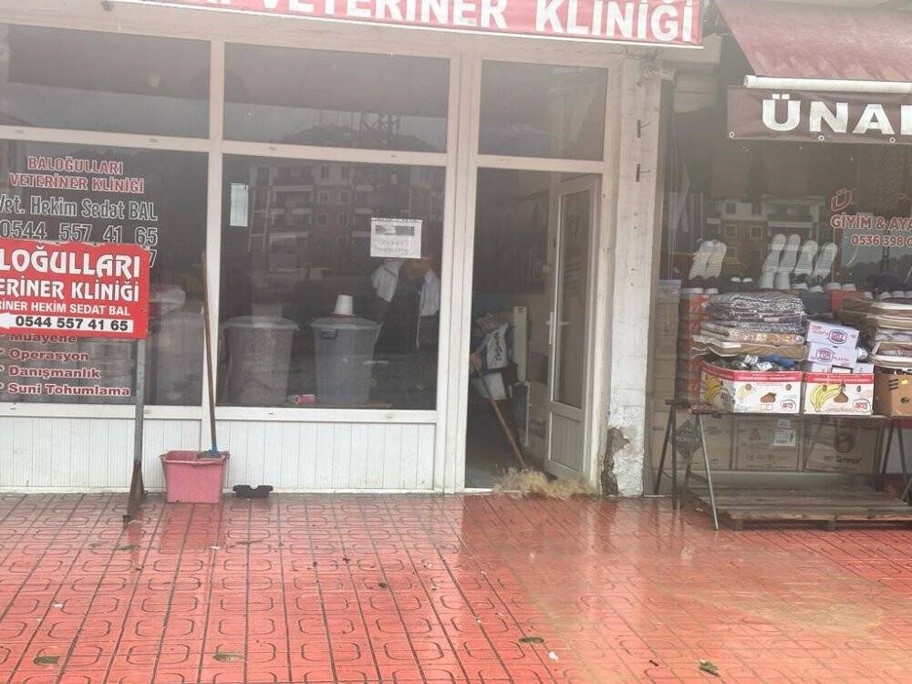 Kastamonu’da sel: Araçlar suda sürüklendi, ev ve işyerlerini su bastı