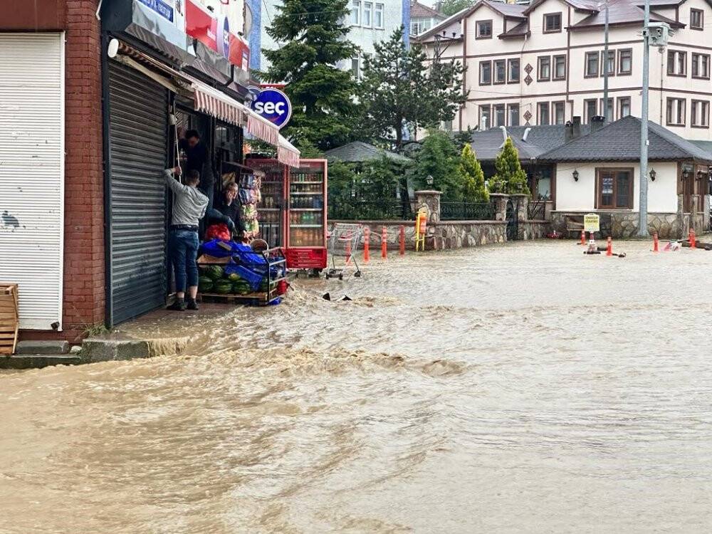 Kastamonu’da sel: Araçlar suda sürüklendi, ev ve işyerlerini su bastı