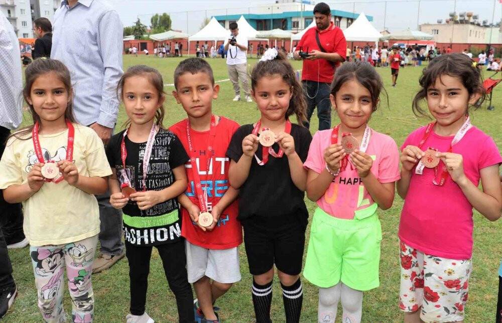 Toroslar’da çocuklar hem yarıştı hem doyasıya eğlendi