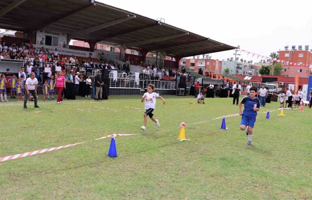 Toroslar’da çocuklar hem yarıştı hem doyasıya eğlendi