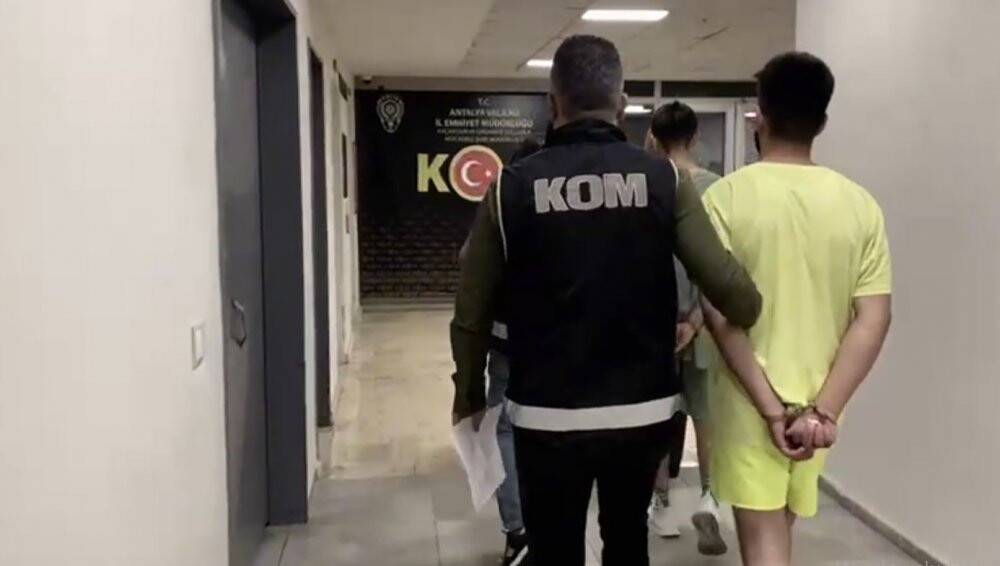 Esnafı sahte 100 dolar vererek dolandırırken yakalandılar