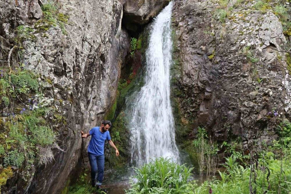 Karnavas şelalesi büyülüyor