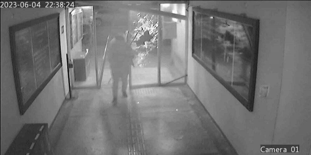 Levyelerle belediyenin kapılarını kırıp makama saldırdılar