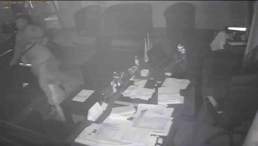 Levyelerle belediyenin kapılarını kırıp makama saldırdılar