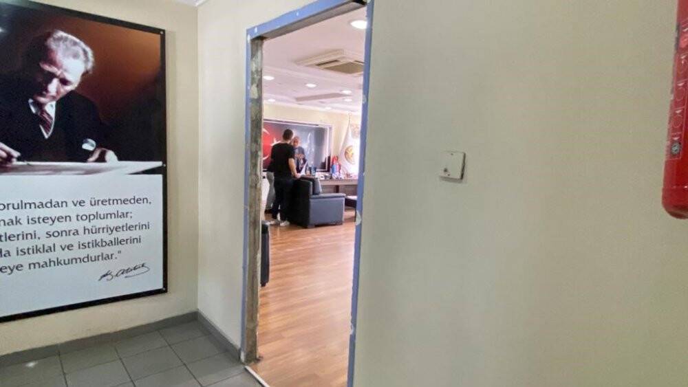 Levyelerle belediyenin kapılarını kırıp makama saldırdılar