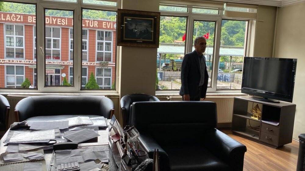 Levyelerle belediyenin kapılarını kırıp makama saldırdılar