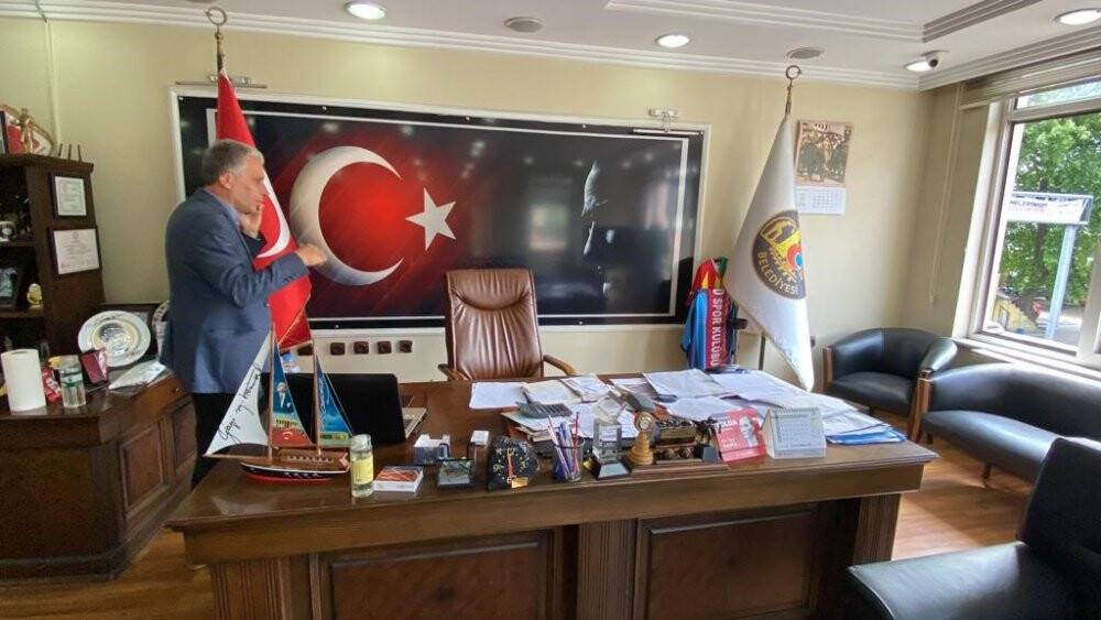 Levyelerle belediyenin kapılarını kırıp makama saldırdılar