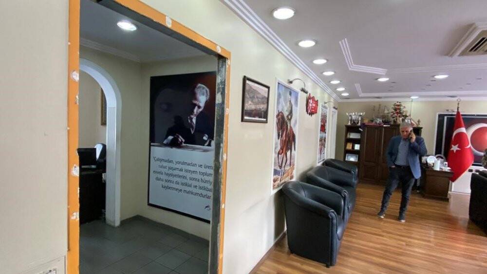 Levyelerle belediyenin kapılarını kırıp makama saldırdılar