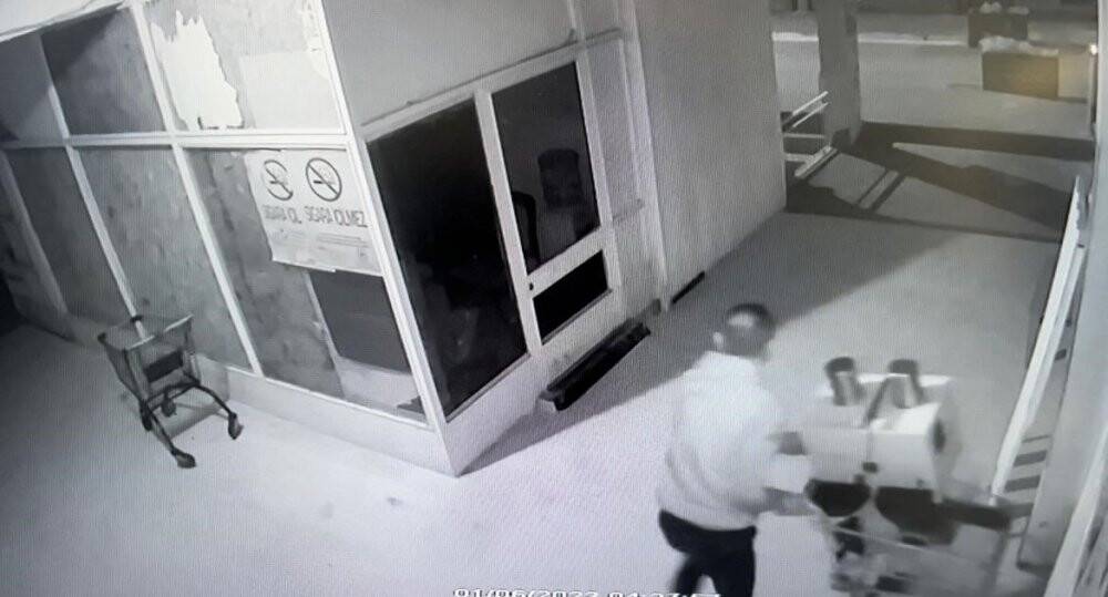 Ne bulursa alışveriş sepetine yükleyip kaçtılar