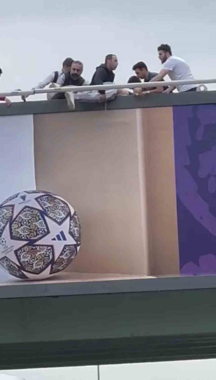 Pencereden sarkan kadın son anda kurtarıldı!