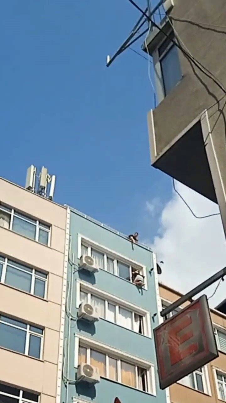 Pencereden sarkan kadın son anda kurtarıldı!