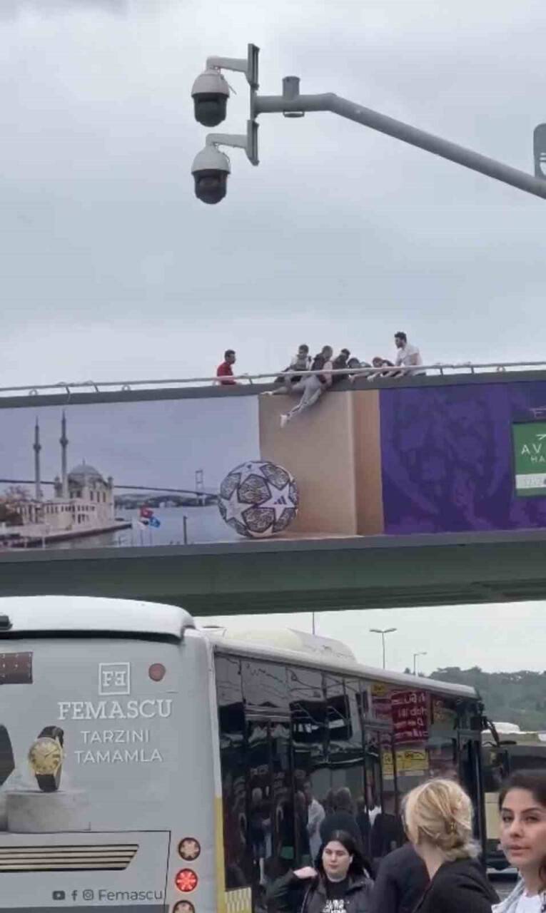 Pencereden sarkan kadın son anda kurtarıldı!