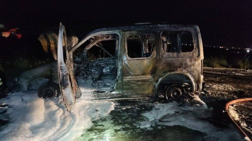 Yanan araç küle döndü