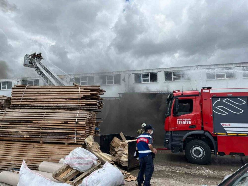 Ankara'daki fabrika yangınında 4 kişi dumandan etkilendi