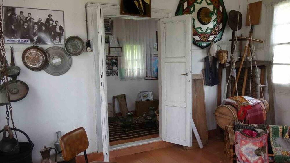 Cami imamı yaklaşık 20 yılda biriktirdiği eşyaları tarihi evinde sergiliyor