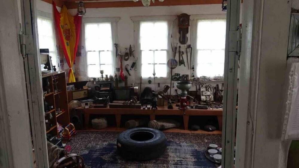 Cami imamı yaklaşık 20 yılda biriktirdiği eşyaları tarihi evinde sergiliyor