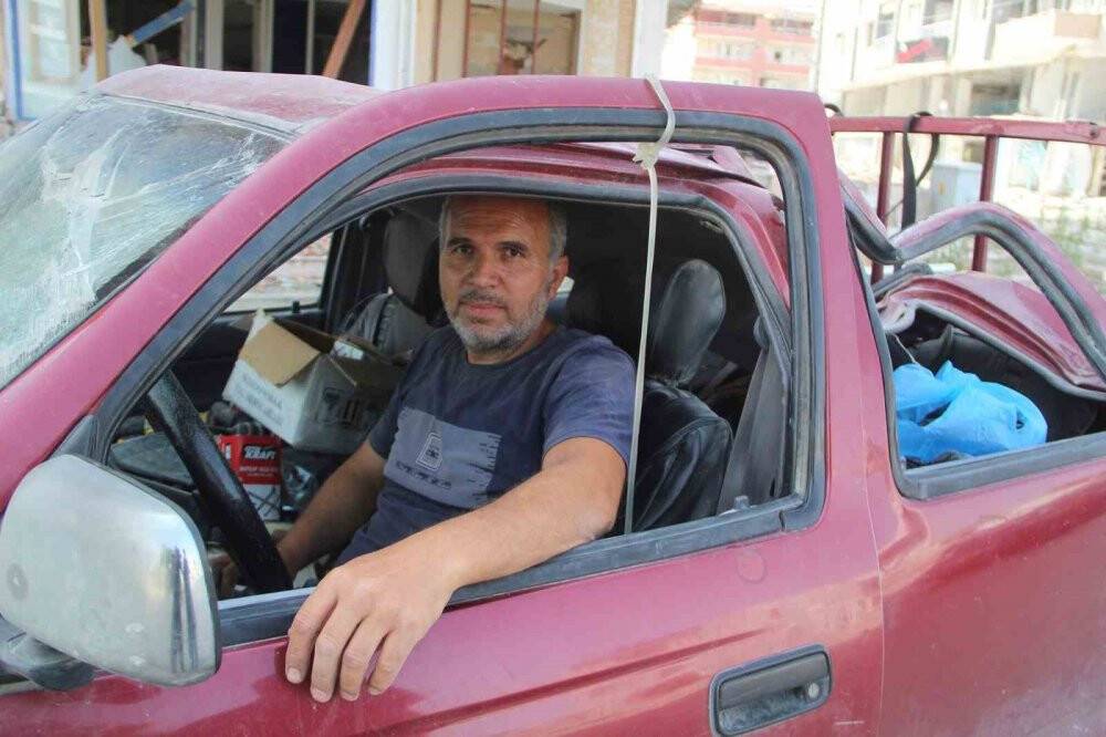 İşyeri yıkılınca, ağır hasarlı kamyoneti dükkanı oldu