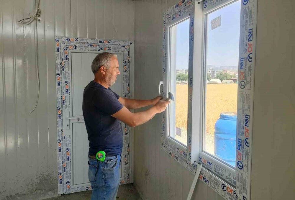 İşyeri yıkılınca, ağır hasarlı kamyoneti dükkanı oldu