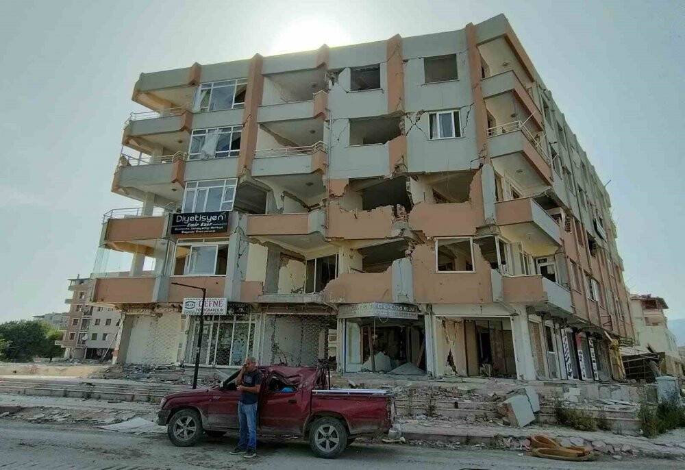 İşyeri yıkılınca, ağır hasarlı kamyoneti dükkanı oldu