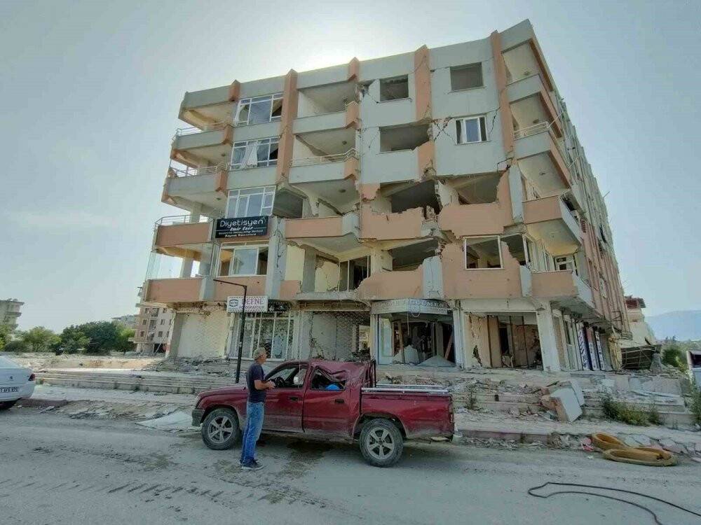 İşyeri yıkılınca, ağır hasarlı kamyoneti dükkanı oldu