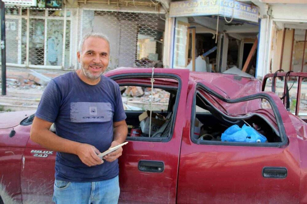 İşyeri yıkılınca, ağır hasarlı kamyoneti dükkanı oldu