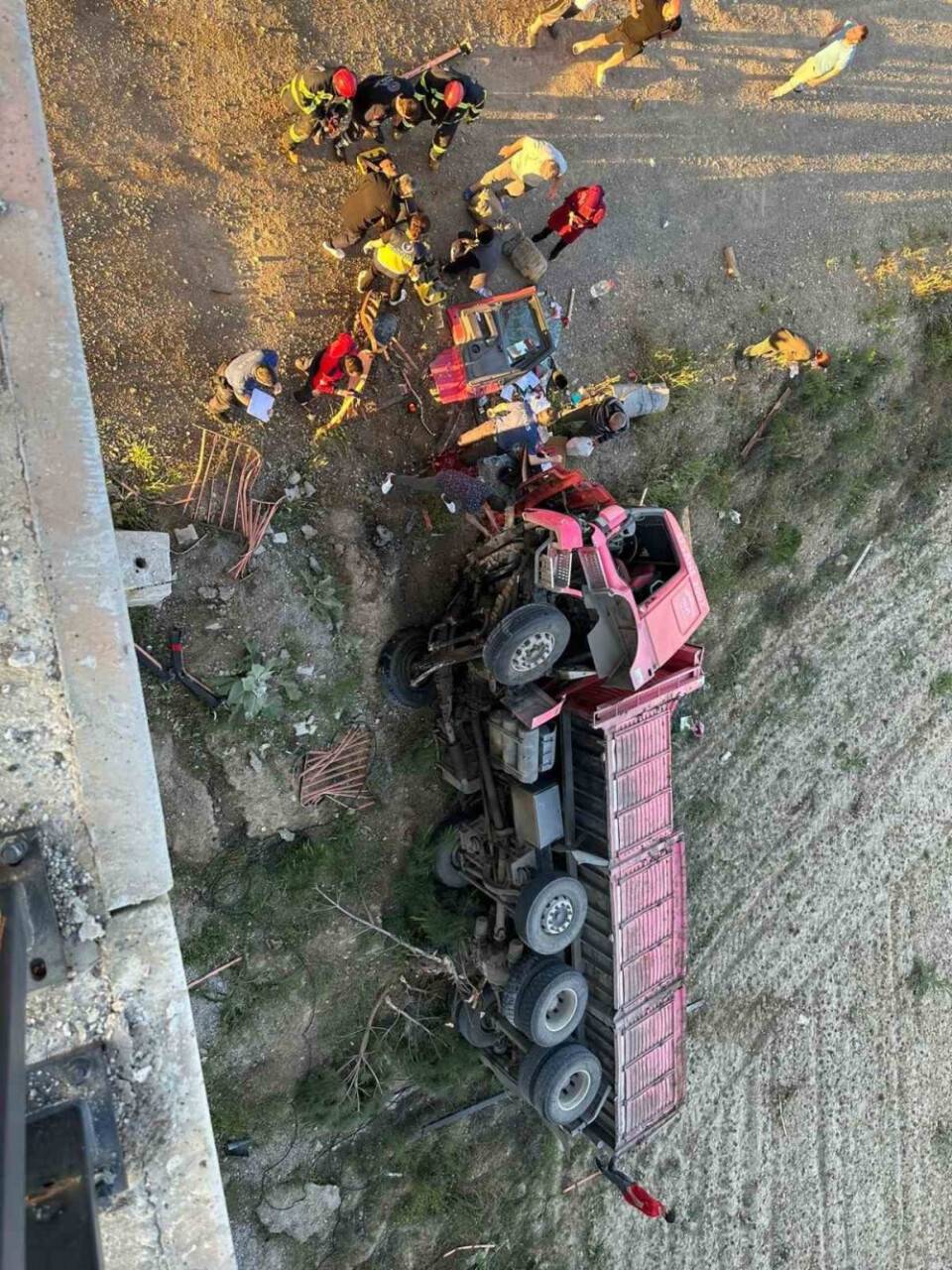 Kaza yapan otomobile çarpmamak için köprüden uçtu