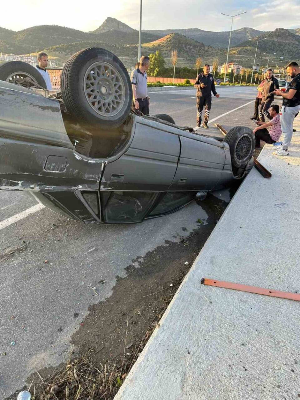 Kaza yapan otomobile çarpmamak için köprüden uçtu