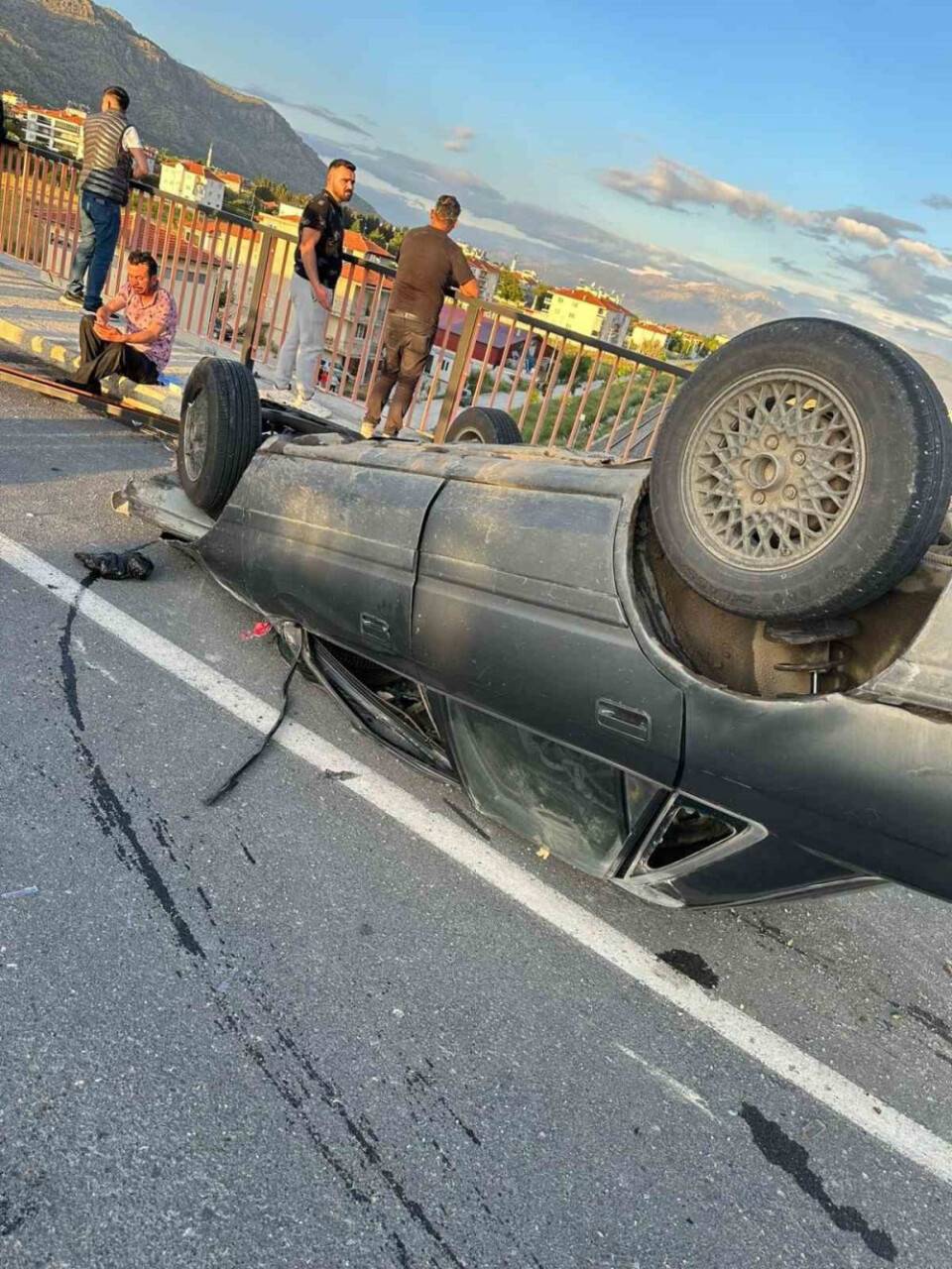 Kaza yapan otomobile çarpmamak için köprüden uçtu