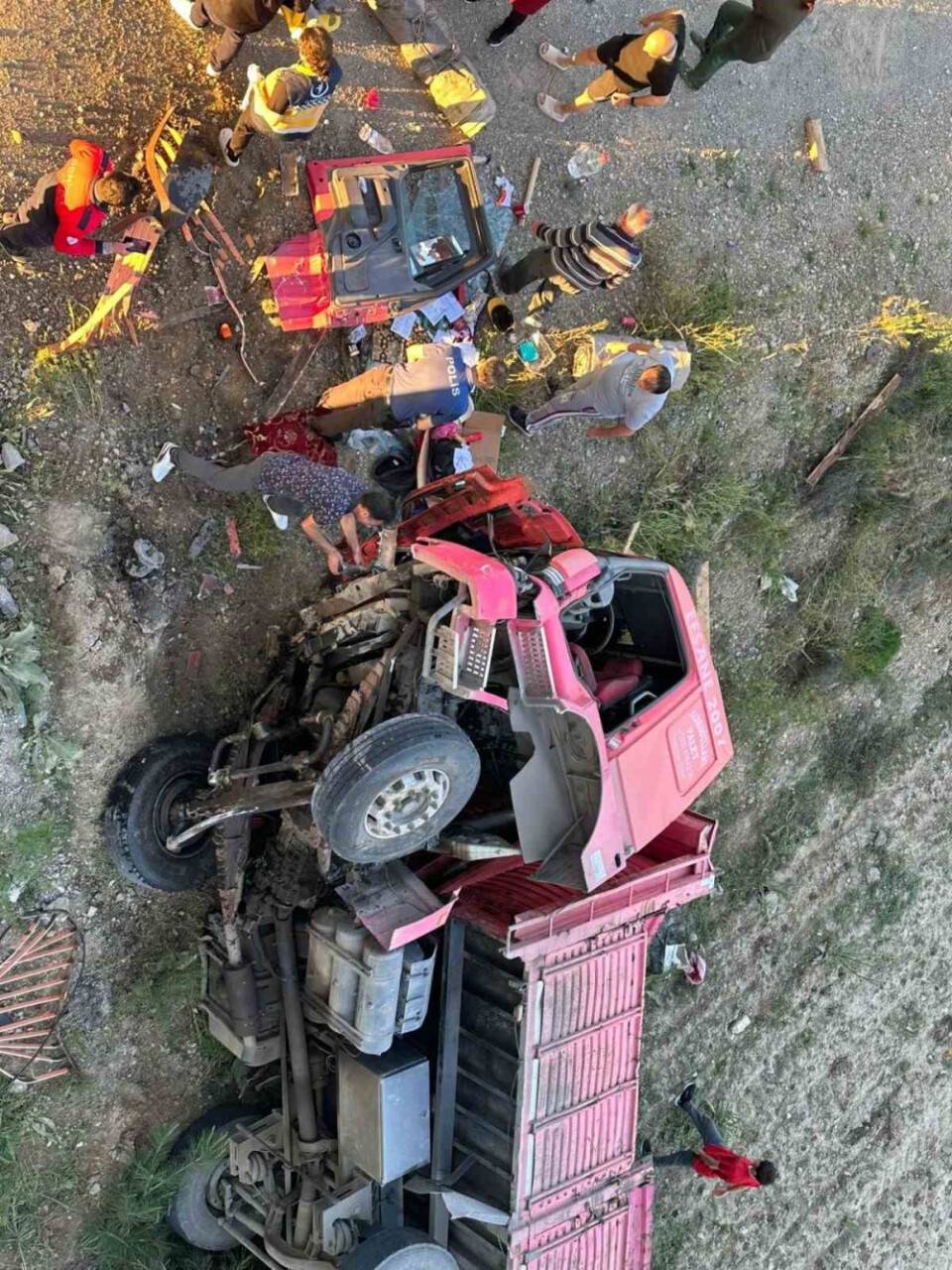 Kaza yapan otomobile çarpmamak için köprüden uçtu