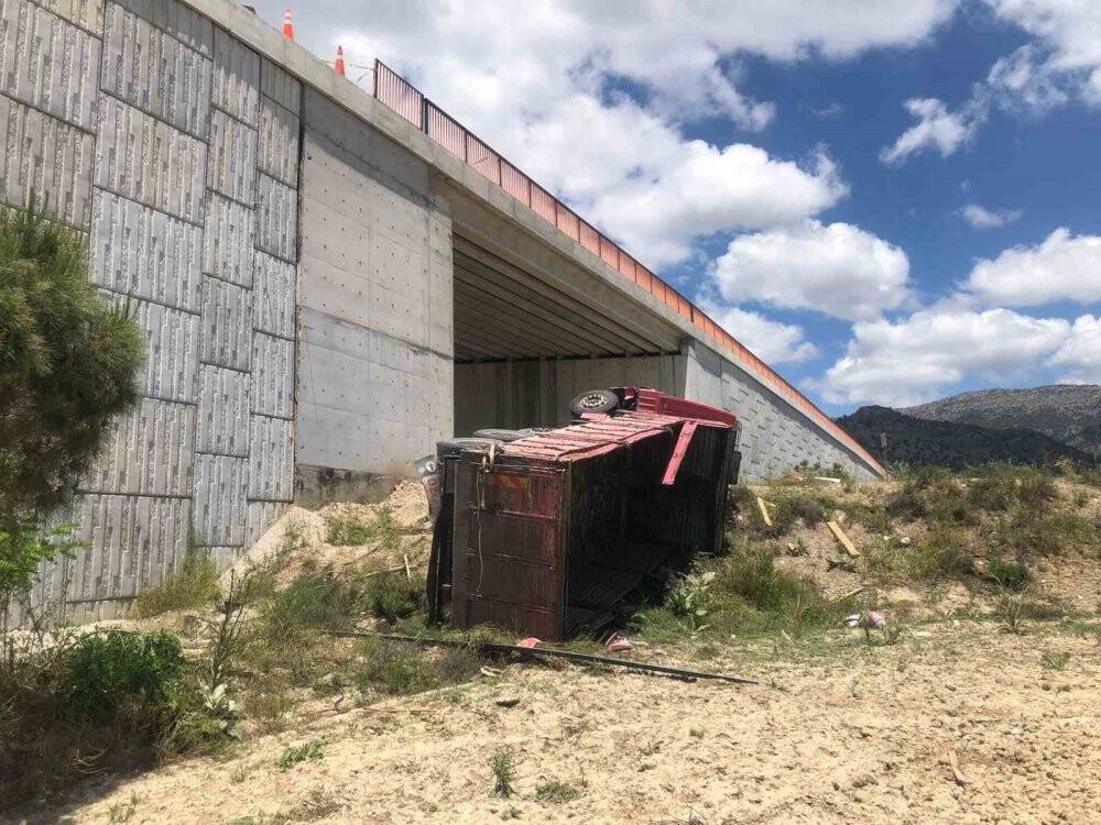 Kaza yapan otomobile çarpmamak için köprüden uçtu