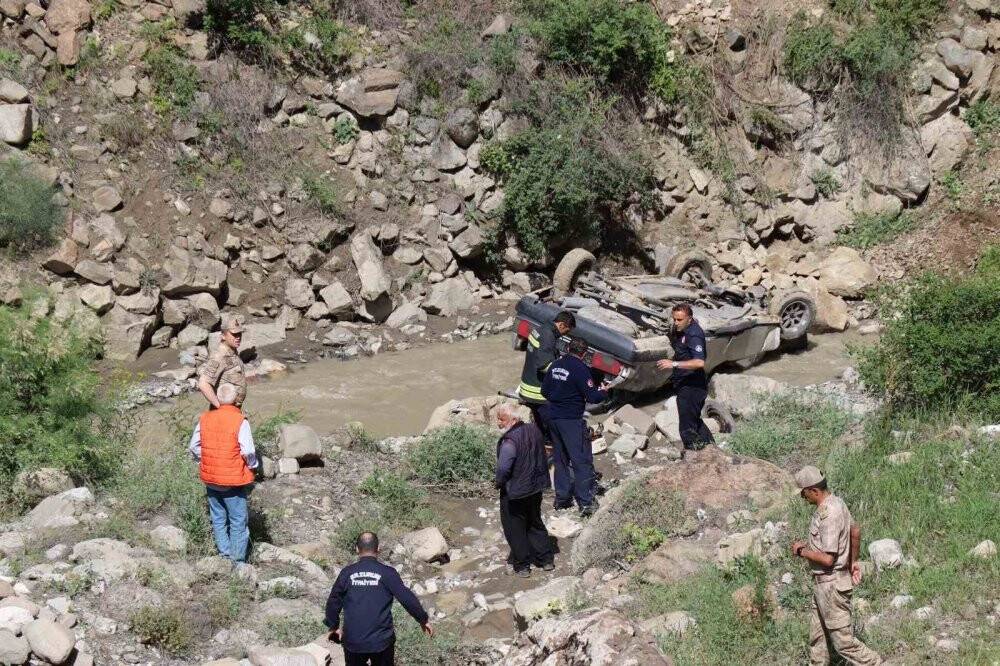 Otomobil köprüden dereye uçtu: 1 ölü 1 yaralı