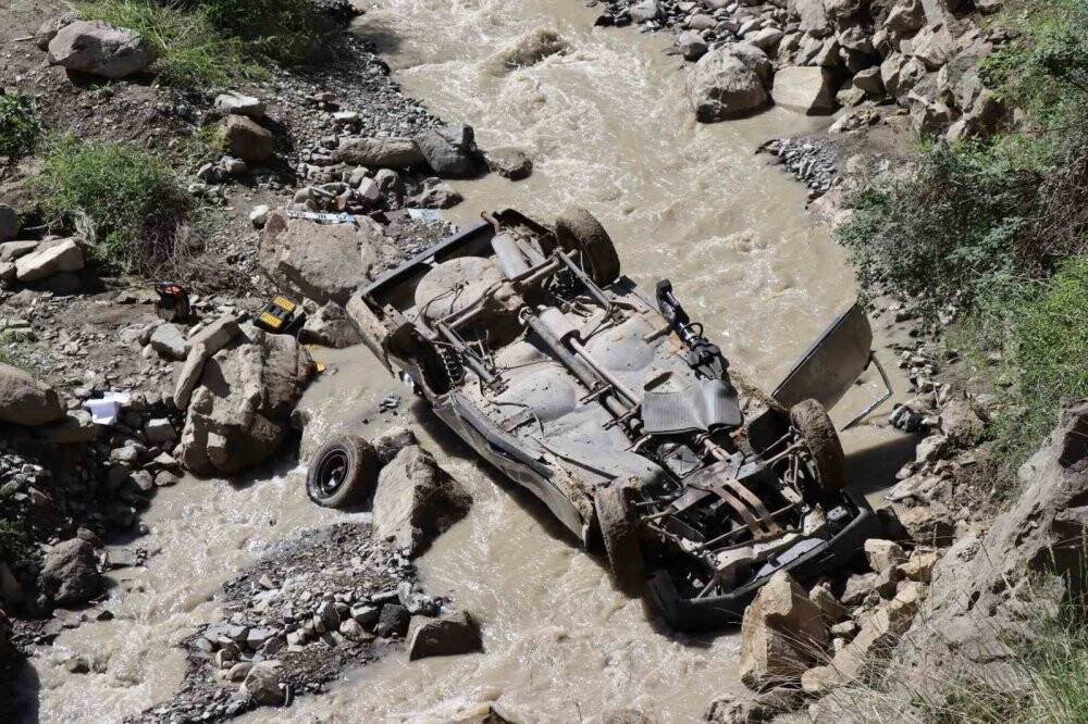 Otomobil köprüden dereye uçtu: 1 ölü 1 yaralı