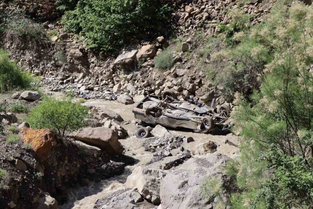 Otomobil köprüden dereye uçtu: 1 ölü 1 yaralı