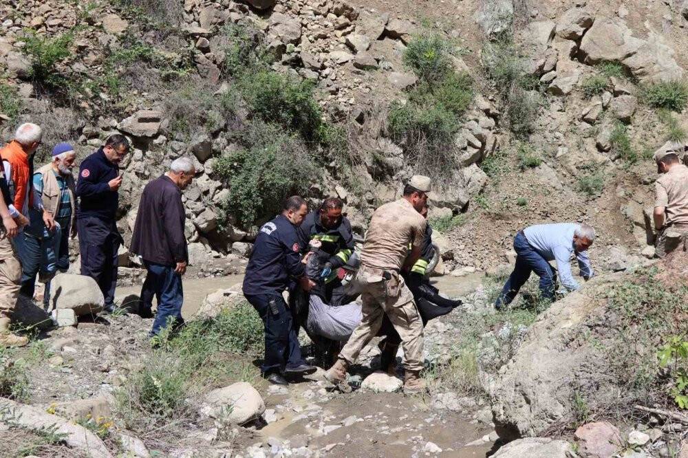 Otomobil köprüden dereye uçtu: 1 ölü 1 yaralı