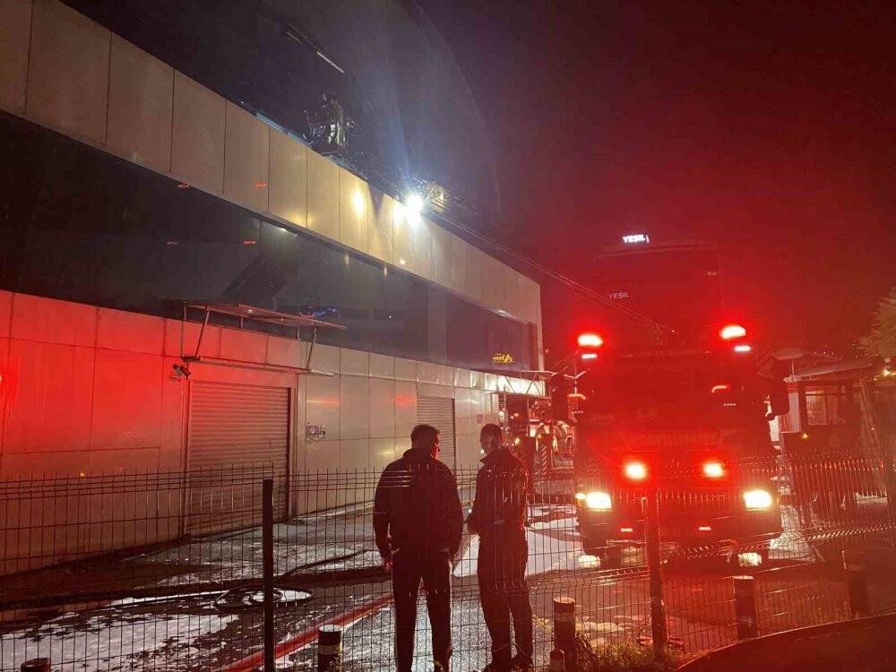 Teknoloji mağazası alev alev yandı