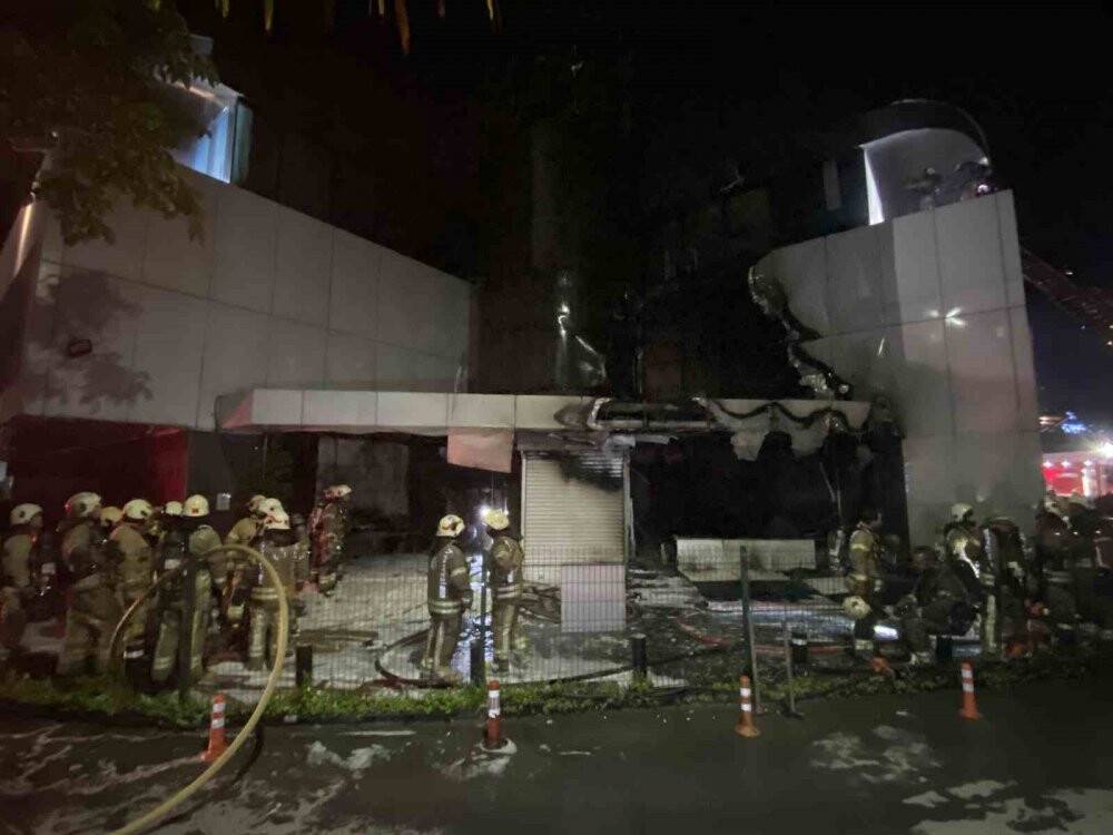 Teknoloji mağazası alev alev yandı