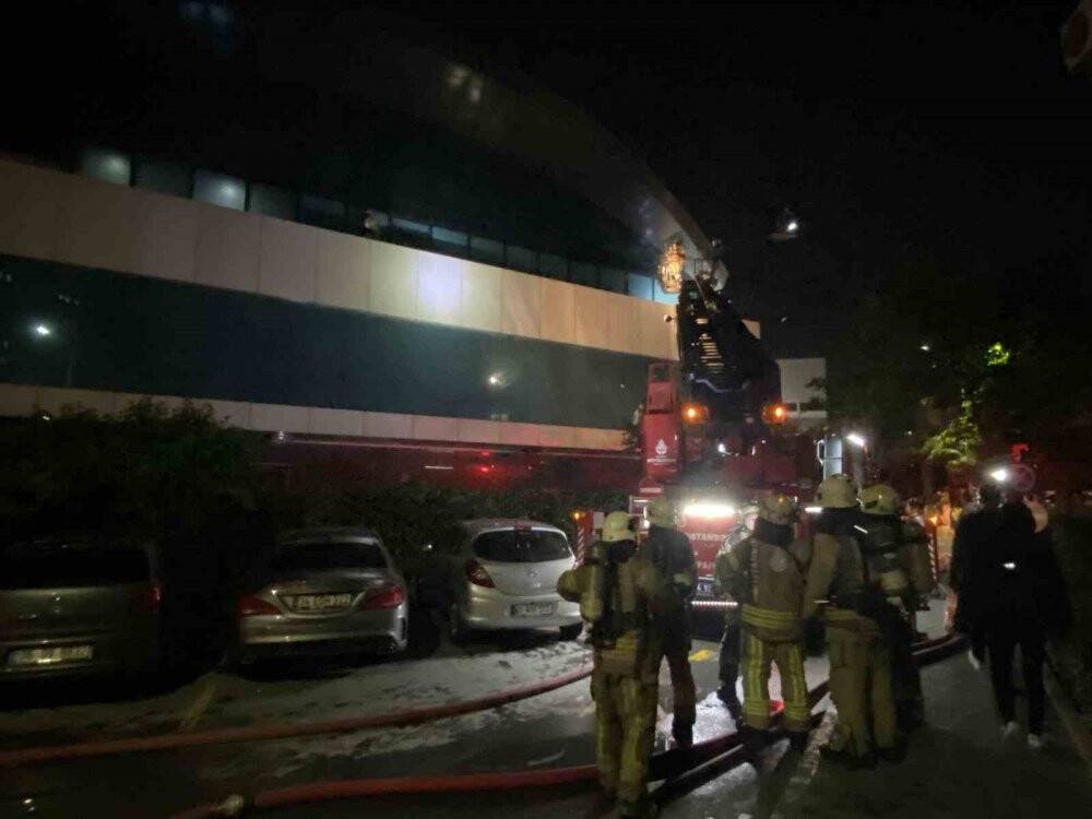 Teknoloji mağazası alev alev yandı