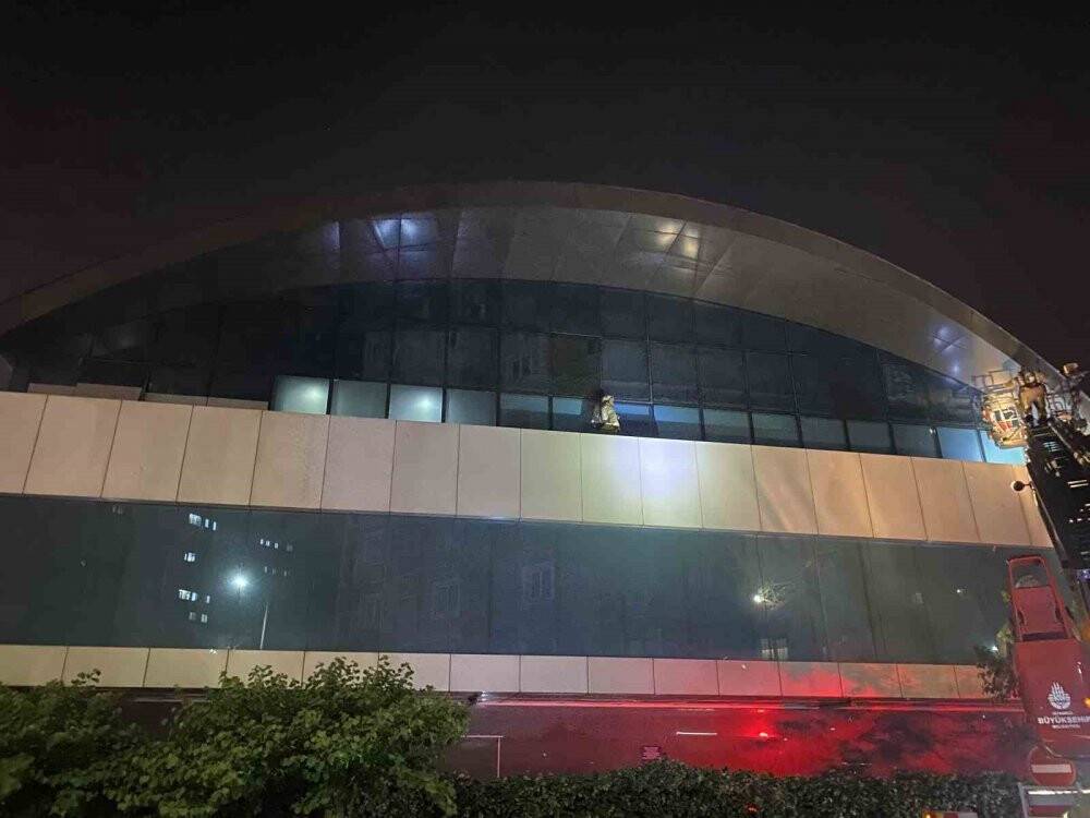 Teknoloji mağazası alev alev yandı