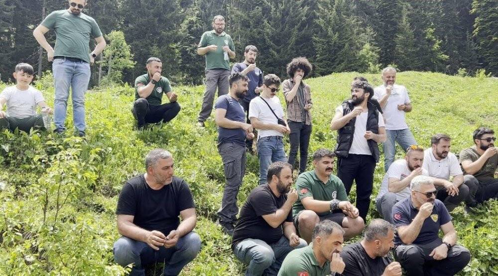 Yolda kalan arkadaşlarının durumunu çekirdek çitleyerek maç izler gibi izlediler