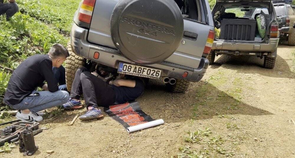 Yolda kalan arkadaşlarının durumunu çekirdek çitleyerek maç izler gibi izlediler